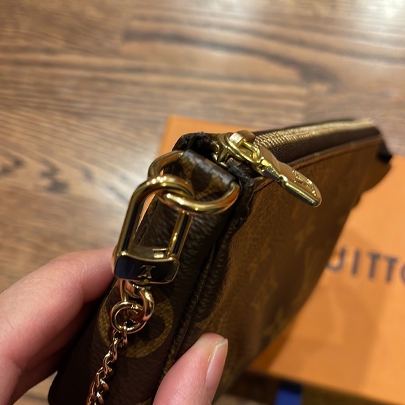 Louis Vuitton Mini Pochette in Monogram - Picture 7 of 10